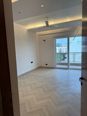 Room in 3 BHK Builder Floor at Sector 27 – for Sale