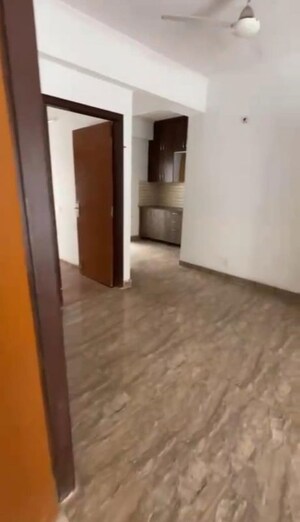 Room in 2 BHK Apartment at Amrapali Centurian Park, Tech Zone 4 Greater Noida – for Rent