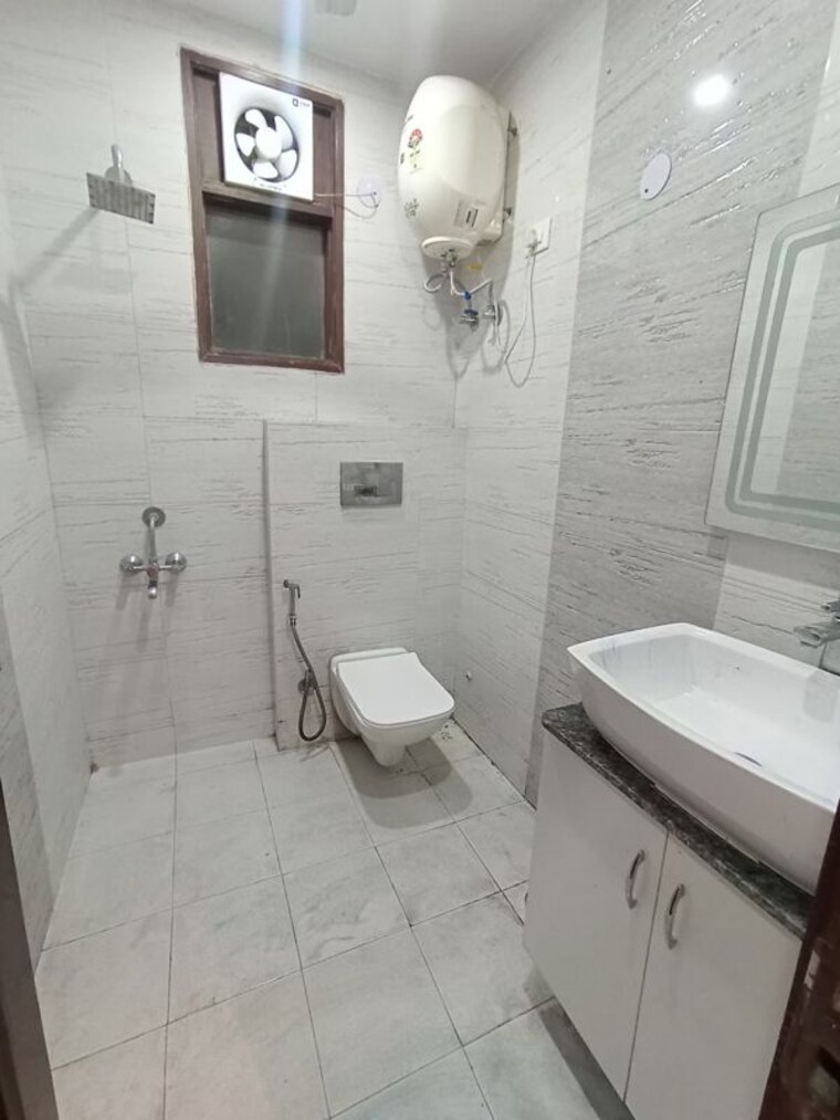 Bathroom, malviya nagar 2 Bedroom 100 Sq.Yd. Builder Floor In Malviya Nagar Delhi 10222995