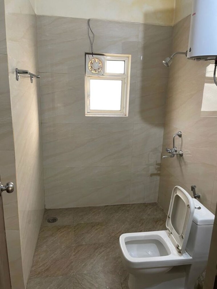 Bathroom, mayfield garden 3 Bedroom 215 Sq.Yd. Builder Floor In Mayfield Garden Gurgaon 10223136