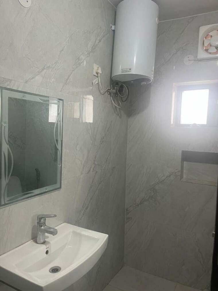 Bathroom, sector 14 3 Bedroom 2000 Sq.Ft. Builder Floor In Sector 14 Gurgaon 10223184