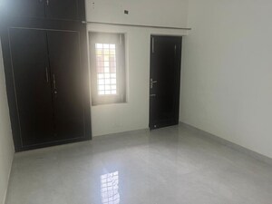 Room in 3 BHK Builder Floor at Sector 14 – for Rent