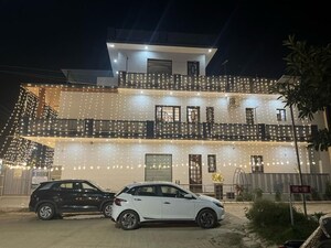 Parking in 6 BHK Builder Floor at Sector 115 – for Sale