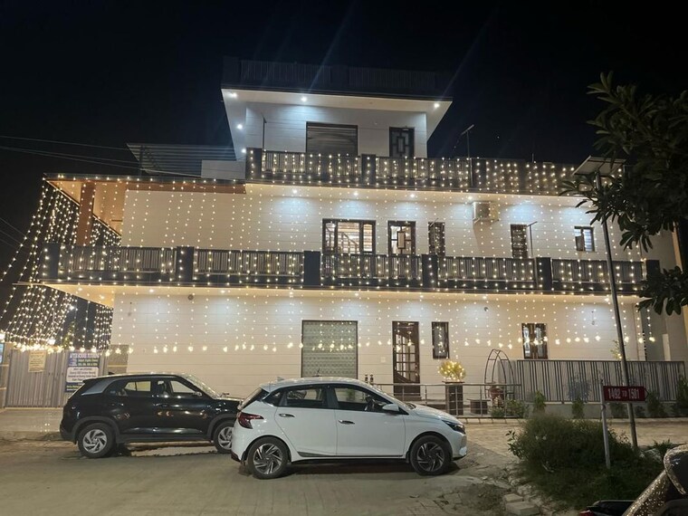  Parking, sector 115 6 Bedroom 213 Sq.Yd. Builder Floor In Sector 115 Mohali 10223191