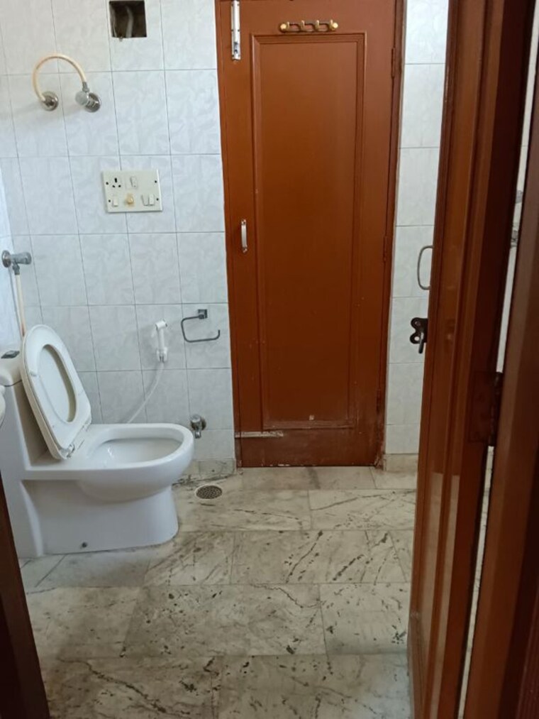 Bathroom, sector 20 3 Bedroom 1800 Sq.Ft. Builder Floor In Sector 20 Panchkula 10223204