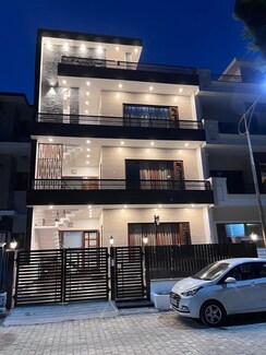 6 BHK Builder Floor For Sale in Sector 117