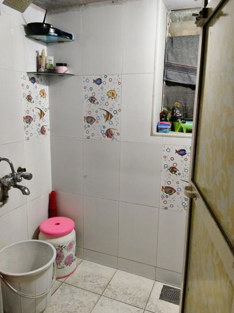 Bathroom, vakola 1 Bedroom 500 Sq.Ft. Apartment In Vakola Mumbai 10223359