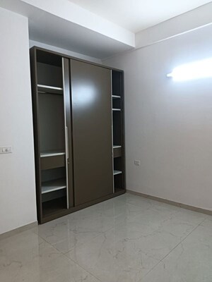 Room in 2 BHK Apartment at Smart World Orchard, Sector 61 – for Rent