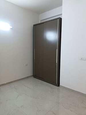 Room in 2 BHK Apartment at Smart World Orchard, Sector 61 – for Rent