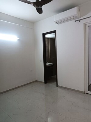 Room in 2 BHK Apartment at Smart World Orchard, Sector 61 – for Rent