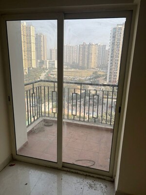 Room in 3 BHK Apartment at Gaur Green City, Indrapuram – for Rent