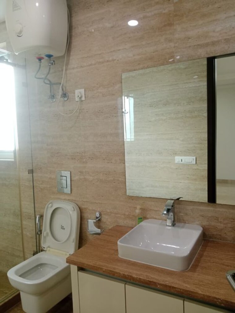 Bathroom, safdarjung enclave 3 Bedroom 200 Sq.Yd. Builder Floor In Safdarjung Enclave Delhi 10223601