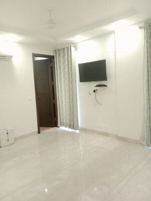 Room in 3 BHK Builder Floor at Safdarjung Enclave – for Rent