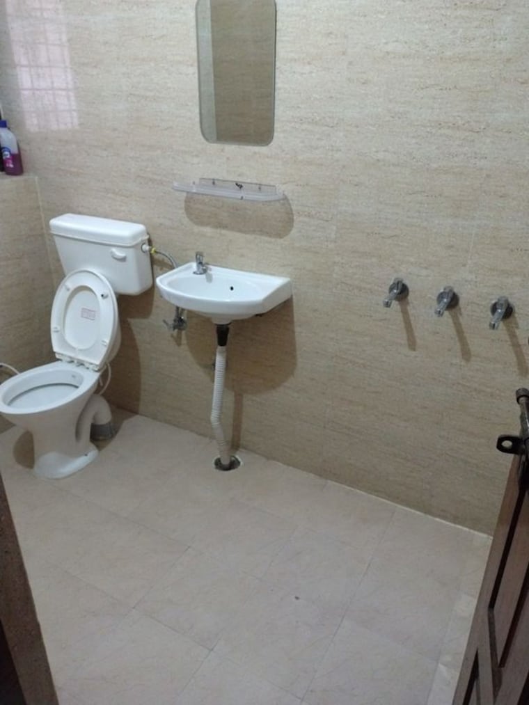 Attached Bathroom, lajpat nagar 4 2 Bedroom 759 Sq.Ft. Builder Floor In Lajpat Nagar 4 Delhi 10223577
