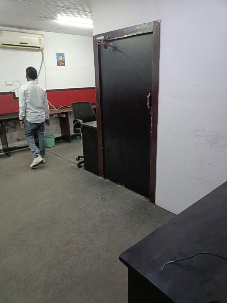  Parking, sector 3 Commercial Office Space 600 Sq.Ft. In Sector 3 Noida 10224518