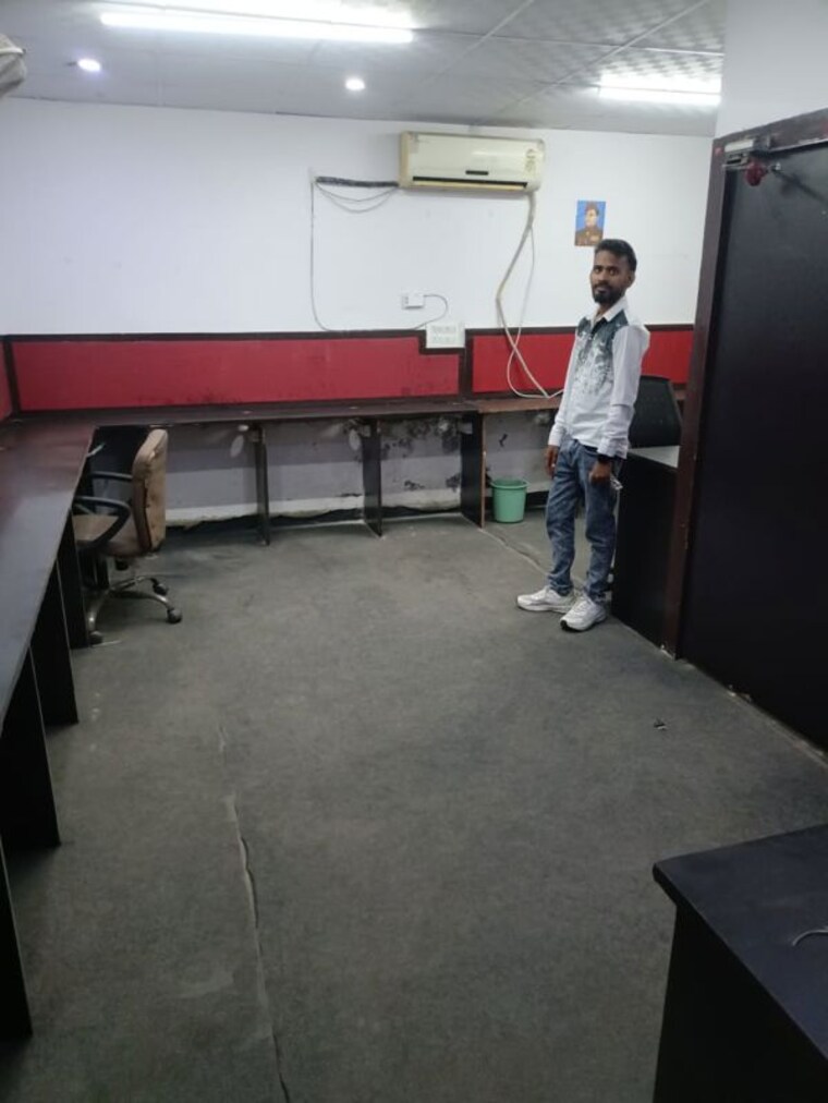  Parking, sector 3 Commercial Office Space 600 Sq.Ft. In Sector 3 Noida 10224518