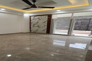 Parking in 3 BHK Builder Floor at Vasant Enclave – for Sale