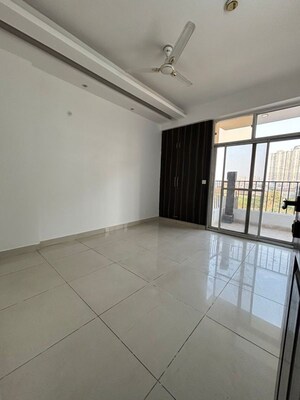 Room in 3 BHK Apartment at Divyans Apartment, Indrapuram – for Sale