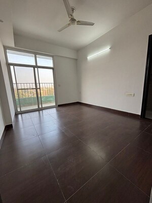 Room in 3 BHK Apartment at Divyans Apartment, Indrapuram – for Sale