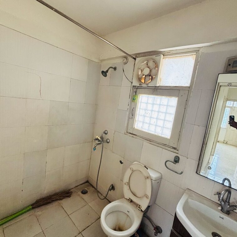 Bathroom, tulip-orange 3 Bedroom 1137 Sq.Ft. Apartment In Sector 70 Gurgaon 10224796