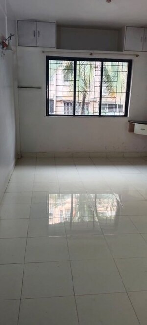 Room in 2 BHK Apartment at Mokate Heritage, Kothrud – for Rent