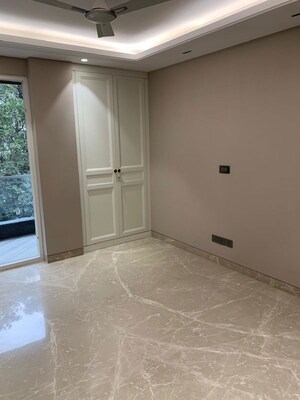 Room in 4 BHK Builder Floor at Hauz Khas Enclave – for Sale