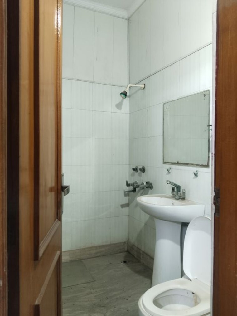 Bathroom, sector 37 3 Bedroom 2000 Sq.Ft. Builder Floor In Sector 37 Faridabad 10043697
