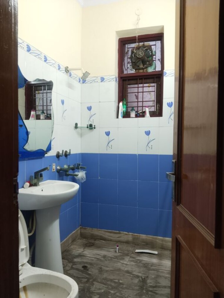 Bathroom, sector 37 3 Bedroom 2000 Sq.Ft. Builder Floor In Sector 37 Faridabad 10043697