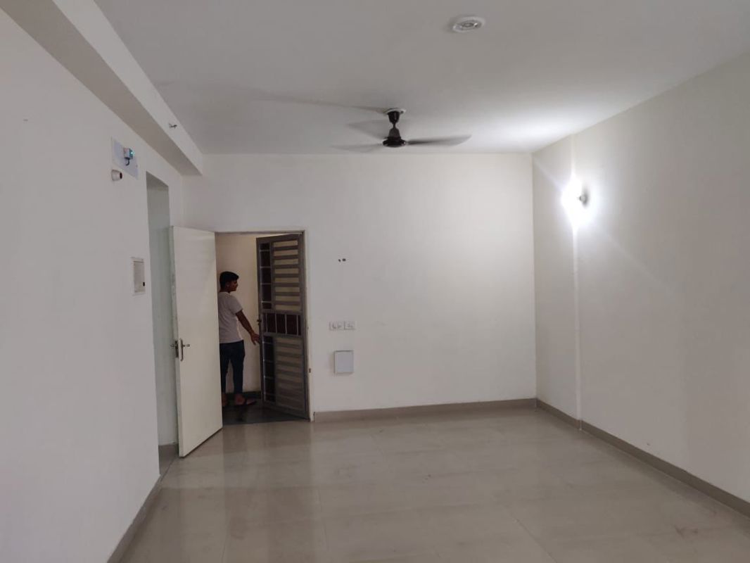 2 BHK + Extra Room Apartment For Rent in Supertech Crown Town