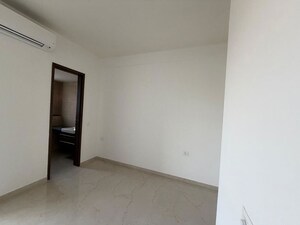 Room in 2.5 BHK Builder Floor at Smart World Orchard, Sector 61 – for Rent