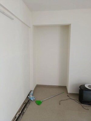 Furnished Amenities in 3 BHK Apartment at DLF The Pinnacle, Dlf Phase V – for Rent