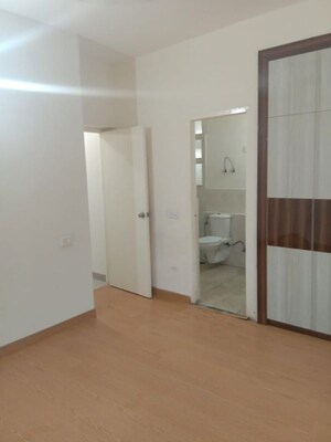 Room in 2.5 BHK Apartment at Supertech Cape Town, Sector 74 – for Rent