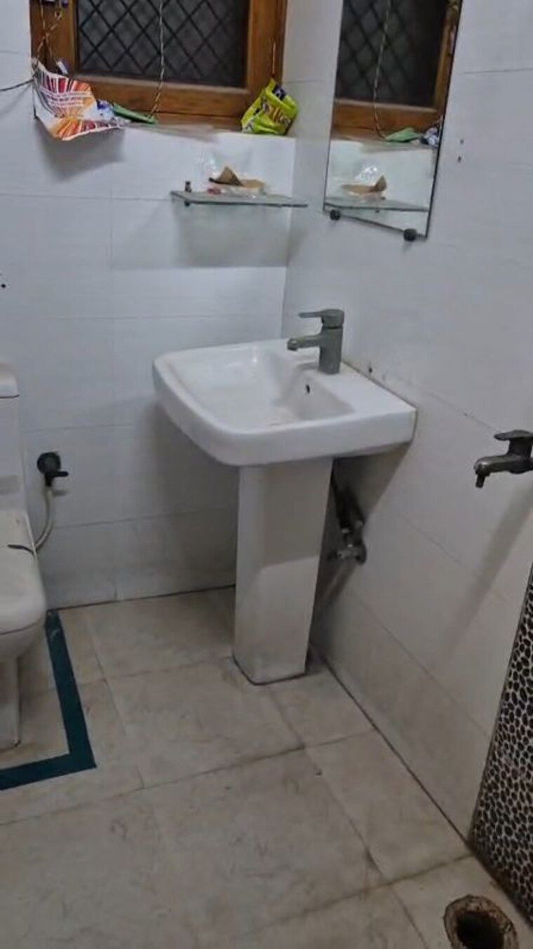 Bathroom, sector 31 3.5 Bedroom 300 Sq.Yd. Builder Floor In Sector 31 Faridabad 10225975