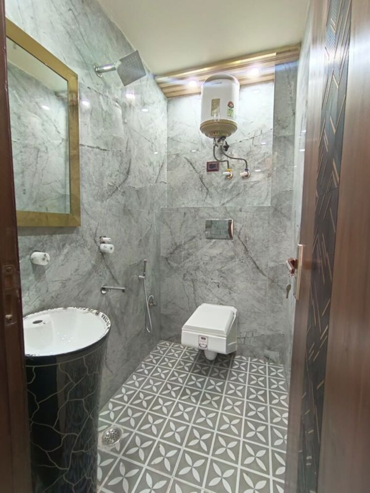 Bathroom, govindpuri 2 Bedroom 570 Sq.Ft. Builder Floor In Govindpuri Delhi 10226142
