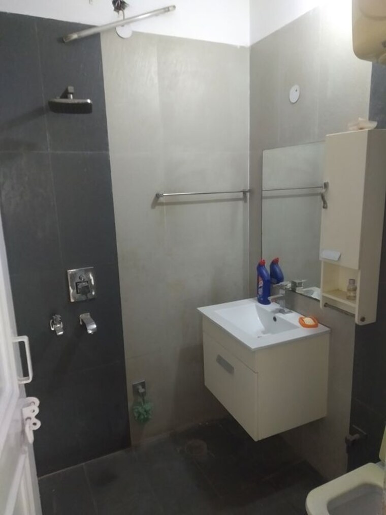Bathroom, ip extension 1.5 Bedroom 775 Sq.Ft. Builder Floor In Ip Extension Delhi 10226368