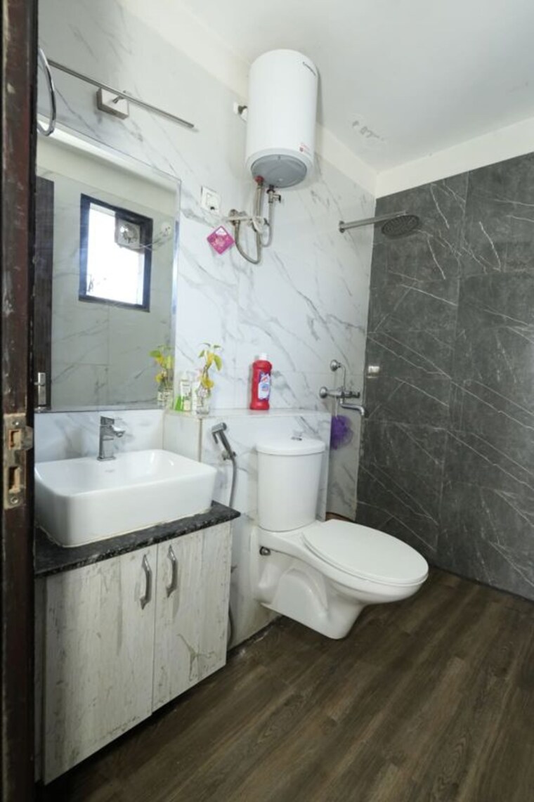 Bathroom, unitech-south-city-ii 4 Bedroom 4500 Sq.Ft. Builder Floor In Sector 50 Gurgaon 10226565