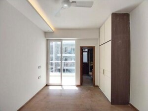 Room in 4 BHK Apartment at DLF Royale Residences, Dlf Phase I – for Sale