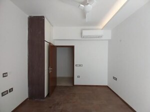 Room in 4 BHK Apartment at DLF Royale Residences, Dlf Phase I – for Sale