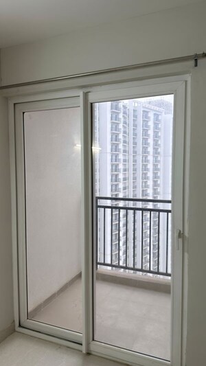 Room in 2 BHK Apartment at Eldeco Live By The Greens, Sector 150 – for Sale