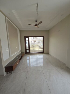 Room in 5 BHK Builder Floor at Delta I Greater Noida – for Rent