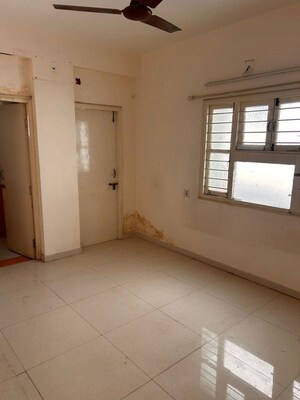 Room in 3 BHK Apartment at Vastrapur – for Rent