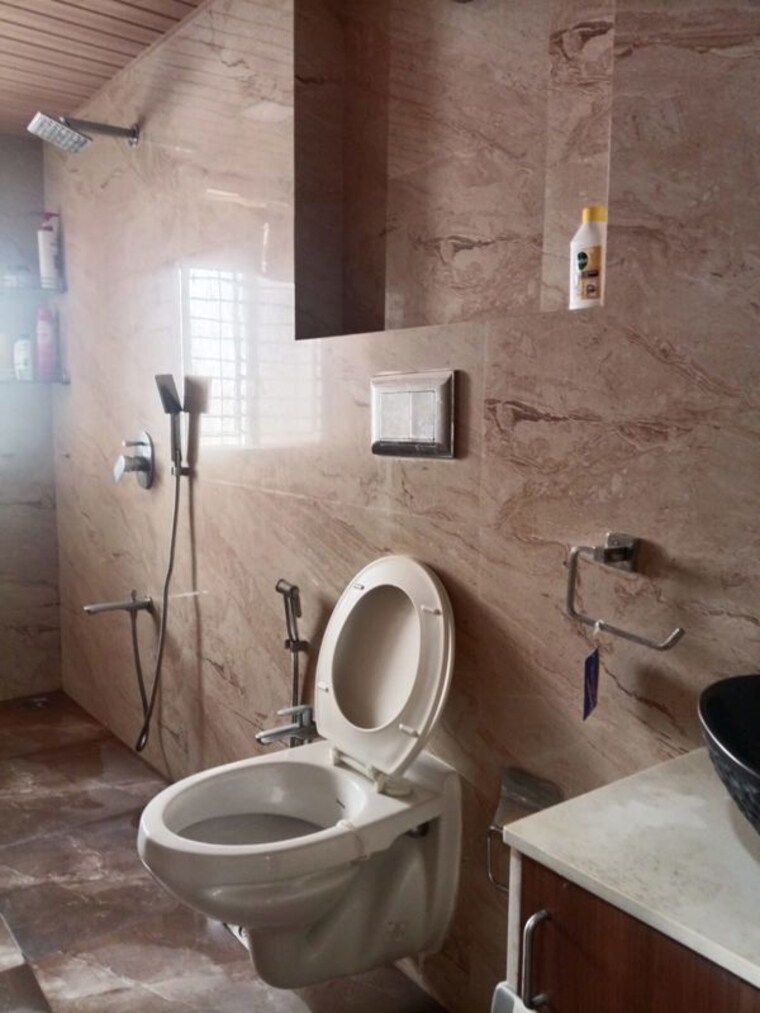 Bathroom, kemps corner 2.5 Bedroom 2200 Sq.Ft. Apartment In Kemps Corner Mumbai 10227238