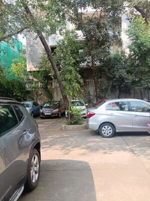 Parking in 2.5 BHK Apartment at Kemps Corner – for Sale