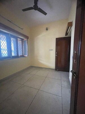 Room in 3 BHK Independent House at Nehru Colony – for Rent