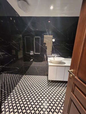 Team Area in 4 BHK Builder Floor at Dlf Phase I – for Rent