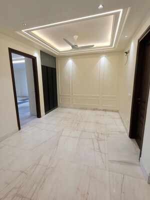 Room in 4 BHK Builder Floor at Dlf Phase I – for Rent