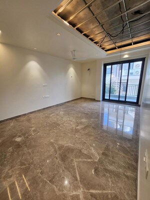 Room in 4 BHK Builder Floor at Dlf Phase I – for Rent