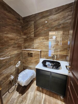 Furnished Amenities in 4 BHK Builder Floor at Dlf Phase I – for Rent