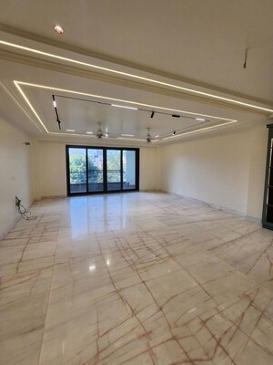 Room in 4 BHK Builder Floor at Dlf Phase I – for Rent