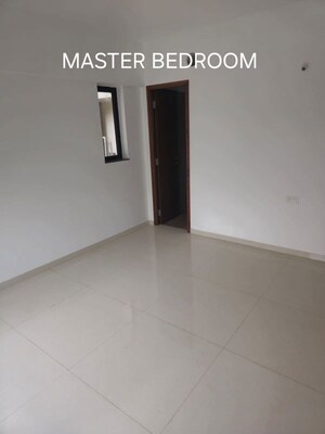 Room in 2 BHK Apartment at Kalpataru Imperia, Santacruz West – for Rent